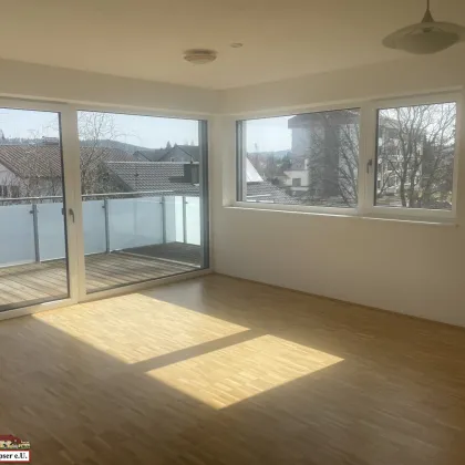 Sehr sonnige 4 Zimmerwohnung mit zwei großen Balkonen & ungestörten tollen Ausblick! - Bild 3