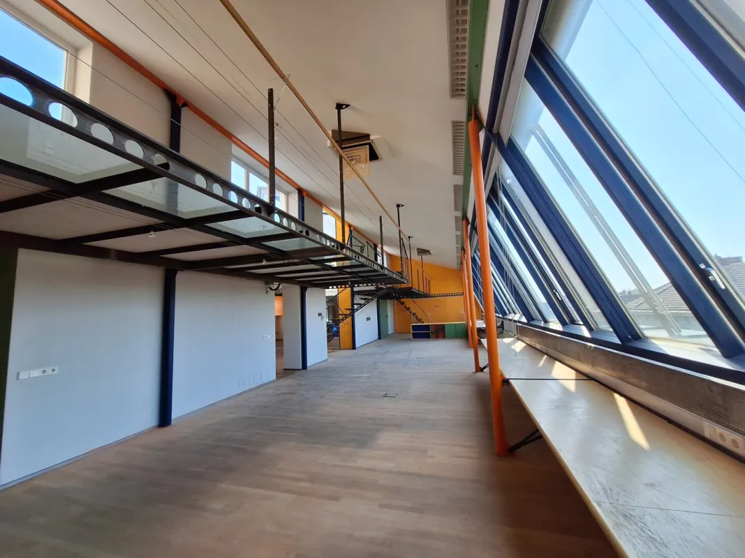 360° TOUR / Multifunktionales, modernes, lichtdurchflutetes Dachgeschoss-Atelier/Büro mit Terrasse in bester Lage des 18. Bezirks - Bild 1