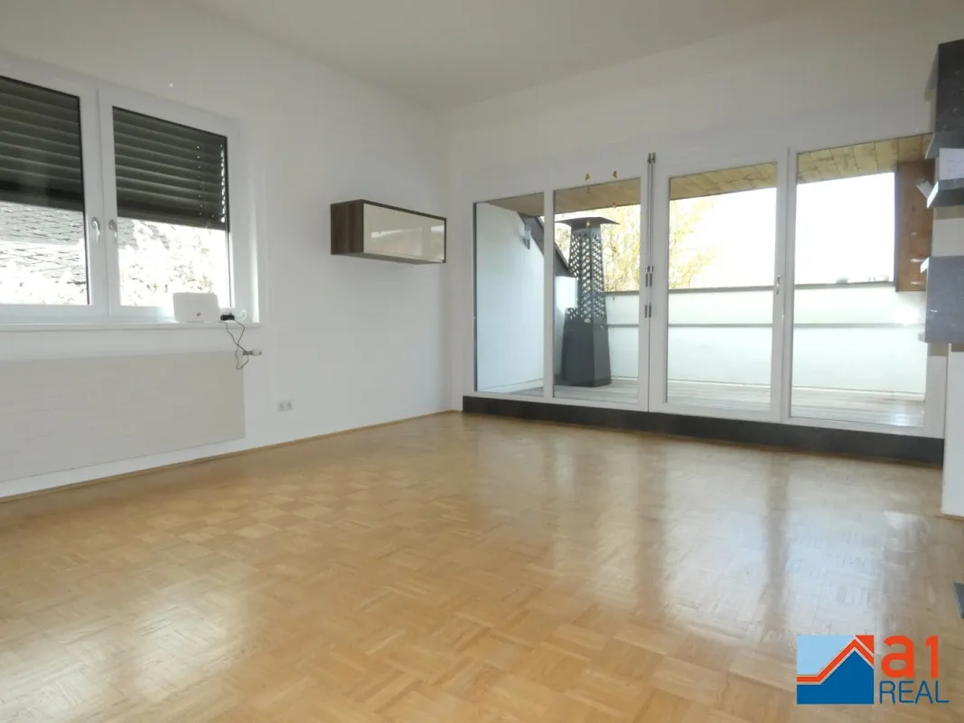 Schöne Dachgeschoßwohnung in Alberndorf mit Terrasse & Parkplatz! - Bild 1