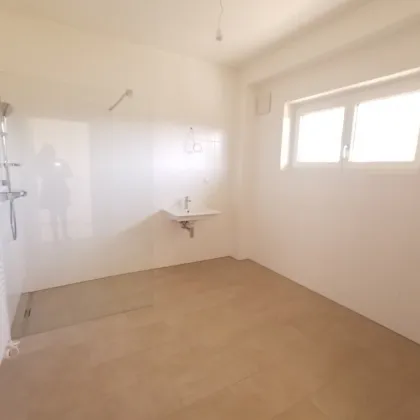 Erstbezug Nähe LKH: Luxuriöse 3-Zimmer-Wohnung mit Blick zur Mariatroster Basilika - bezugsbereit! SONDERAKTION: 35 % Anzahlung - Restbetrag in 5 Jahren! - Bild 2