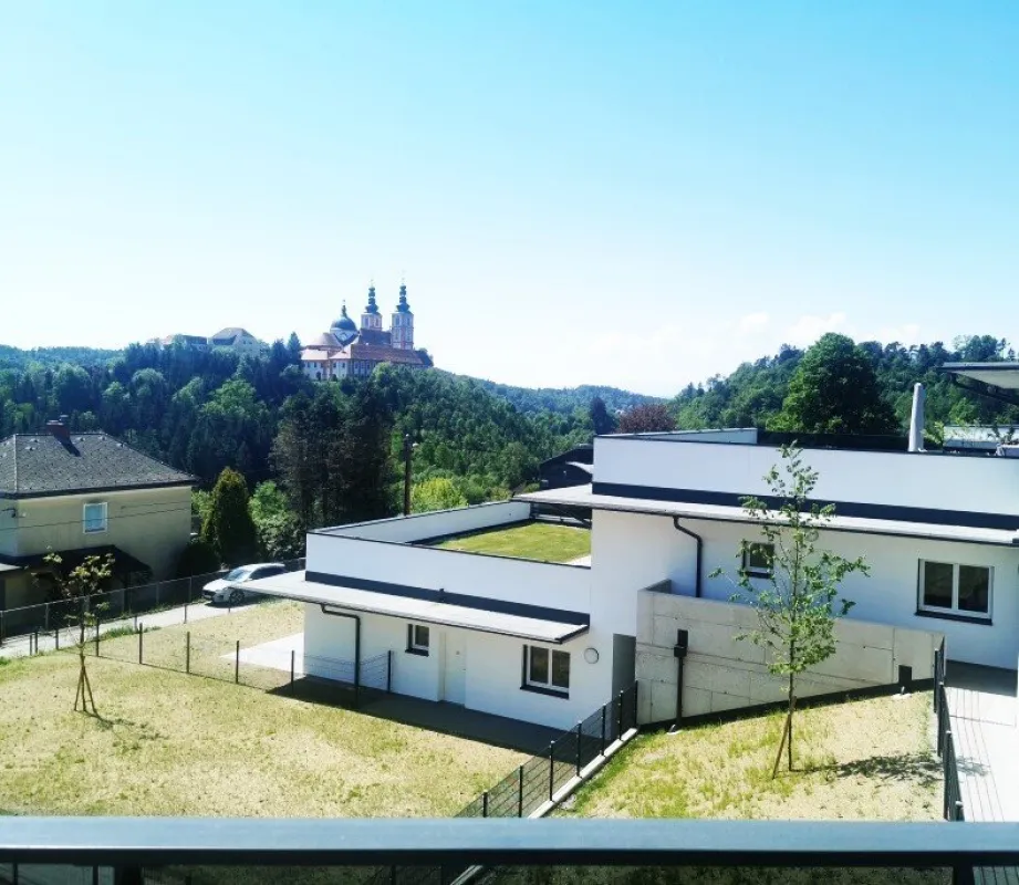 Erstbezug Nähe LKH: Luxuriöse 3-Zimmer-Wohnung mit Blick zur Mariatroster Basilika - bezugsbereit! SONDERAKTION: 35 % Anzahlung - Restbetrag in 5 Jahren! - Bild 1