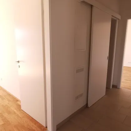 Erstbezug Nähe LKH: Luxuriöse 3-Zimmer-Wohnung mit Blick zur Mariatroster Basilika - bezugsbereit! SONDERAKTION: 35 % Anzahlung - Restbetrag in 5 Jahren! - Bild 3