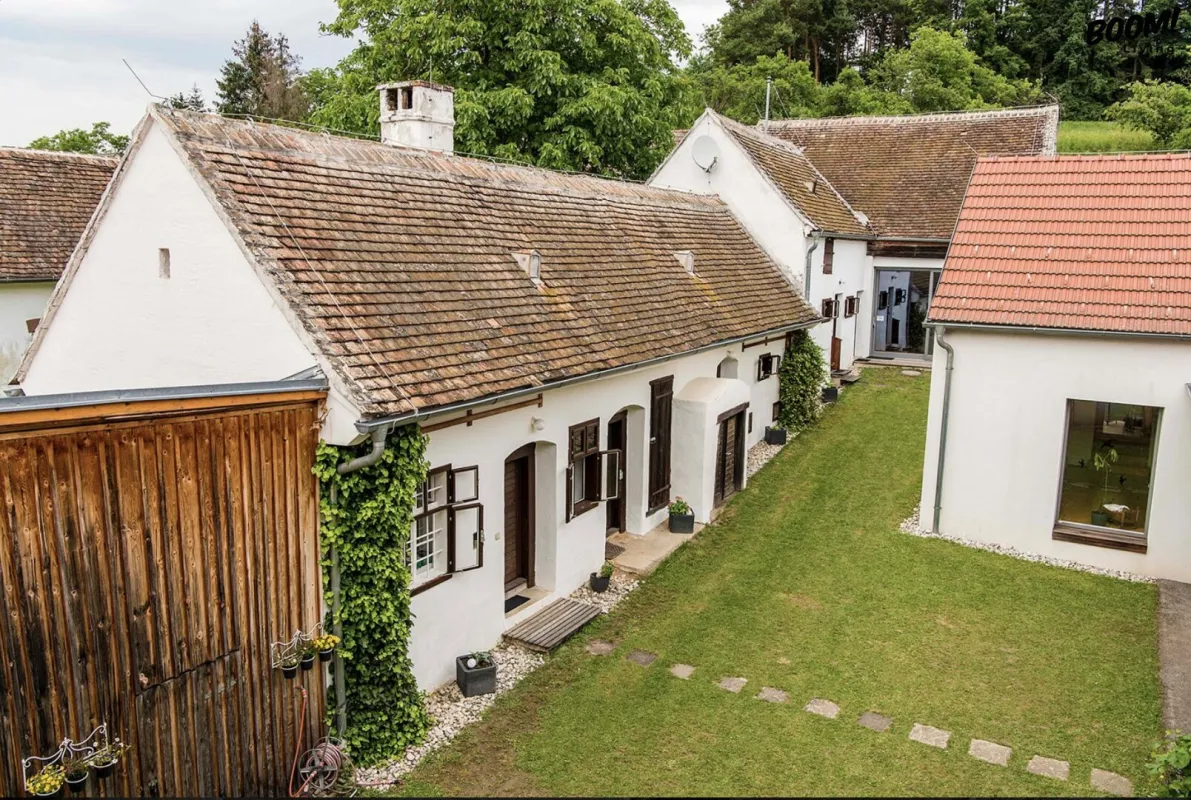 Erweiterter historischer Vierkanthof als exklusive Kinderherberge - Bild 1