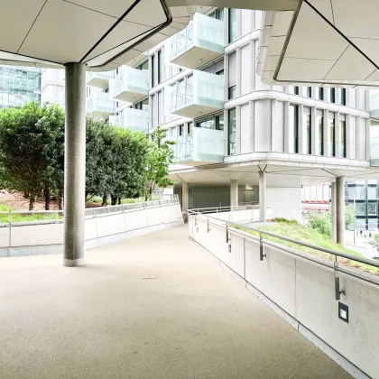 EINMALIGE GELEGENHEIT AM SCHWEIZERGARTEN – EXKLUSIVE 3-ZIMMER-WOHNUNG MIT LOGGIA UND GRÜNBLICK - Bild 2