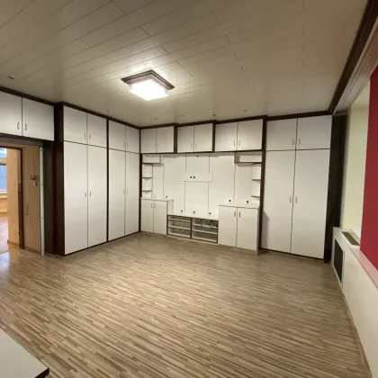 Hofruhelage - 81 m² - 3 Zimmer-Altbauwohnung - sanierungsbedürftig - mit 65 m² Eigengarten - Bild 2