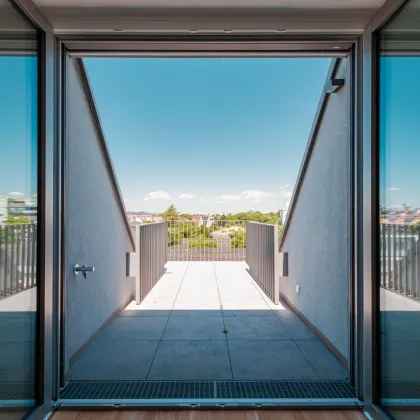 Erstbezug mit Weitblick-Terrasse in Hofruhelage nahe Kagraner Platz! Küche und hochwertige Ausstattung inklusive! - Bild 3