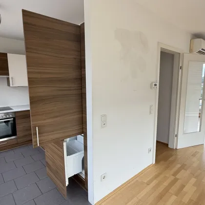 Klimatisierte 2-Zimmer-Wohnung mit zwei Terrassen und Ausblick auf das Schloss Schönbrunn und Steinhofkirche sowie ein opt. Stellplatz! - Bild 3