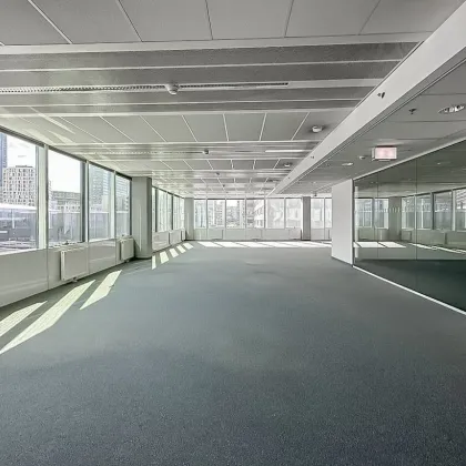Modernes Büro mit Balkon im Saturn Tower - Bild 3