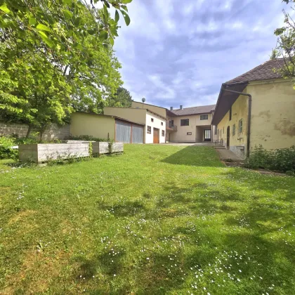 4.361 m² Bauland in toller Lage für Ihre Ideen! --Liegenschaft mit zwei separaten Wohneinheiten, Nebengebäude, Innenhof, vielfältige Nutzung, große Fläche nahe Hollabrunn - Bild 2