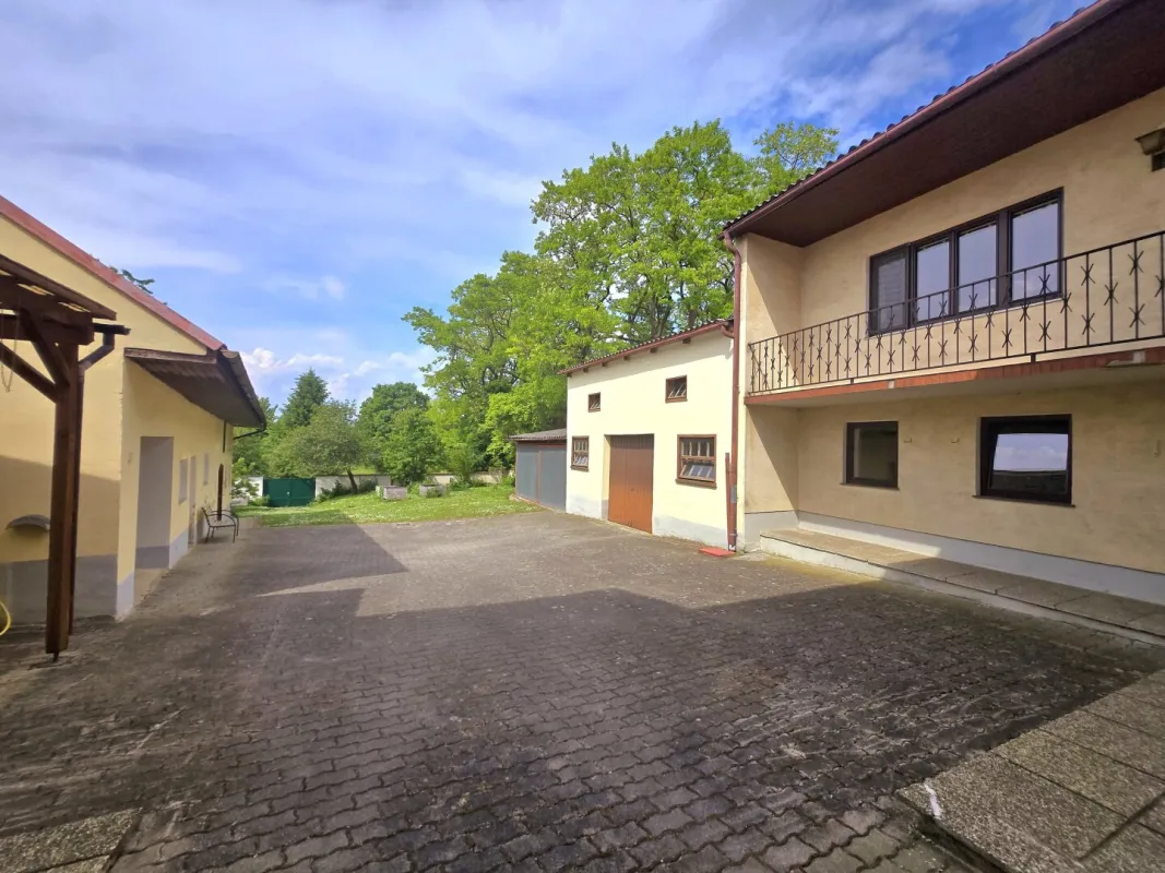 4.361 m² Bauland in toller Lage für Ihre Ideen! --Liegenschaft mit zwei separaten Wohneinheiten, Nebengebäude, Innenhof, vielfältige Nutzung, große Fläche nahe Hollabrunn - Bild 1