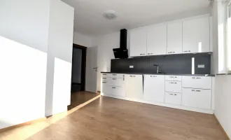 FAMILIENFREUNDLICHE WOHNUNG IN RUHIGER SIEDLUNG – 4 HELLE ZIMMER, MODERNE KÜCHE, ECKBADEWANNE & 2 CARPORTS!
