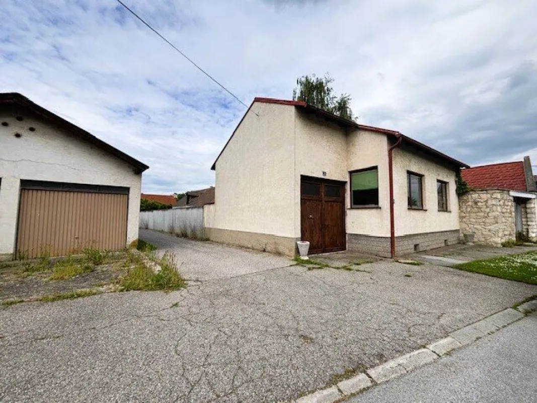 Winden am See - Einfamilienhaus mit Nebengebäuden am Fuße des Leithageb. - Bild 1