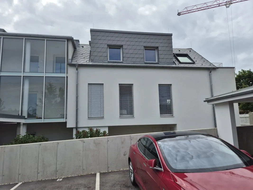 Dachgeschoss Wohnung mit Terrasse und Stellplatz, vermietet bis Juni 2026 - Bild 1