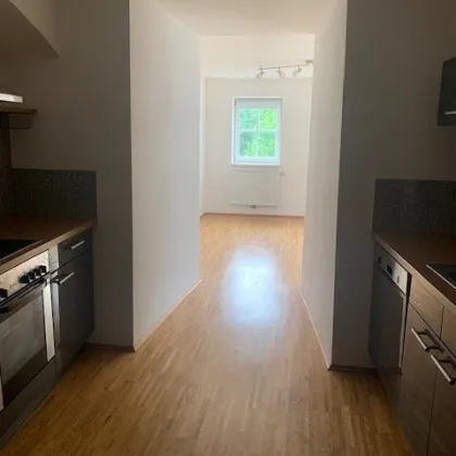 großzügige 2-Zimmer Wohnung mit Terrasse und möblierter Küche - Bild 3