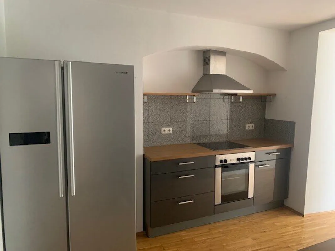 großzügige 2-Zimmer Wohnung mit Terrasse und möblierter Küche - Bild 1