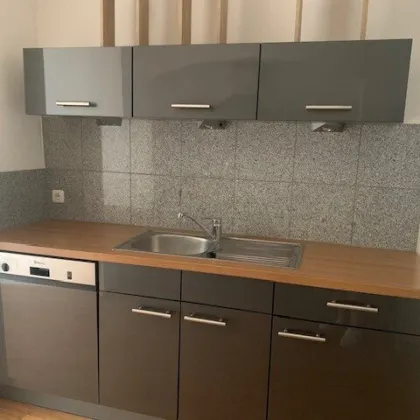 großzügige 2-Zimmer Wohnung mit Terrasse und möblierter Küche - Bild 2