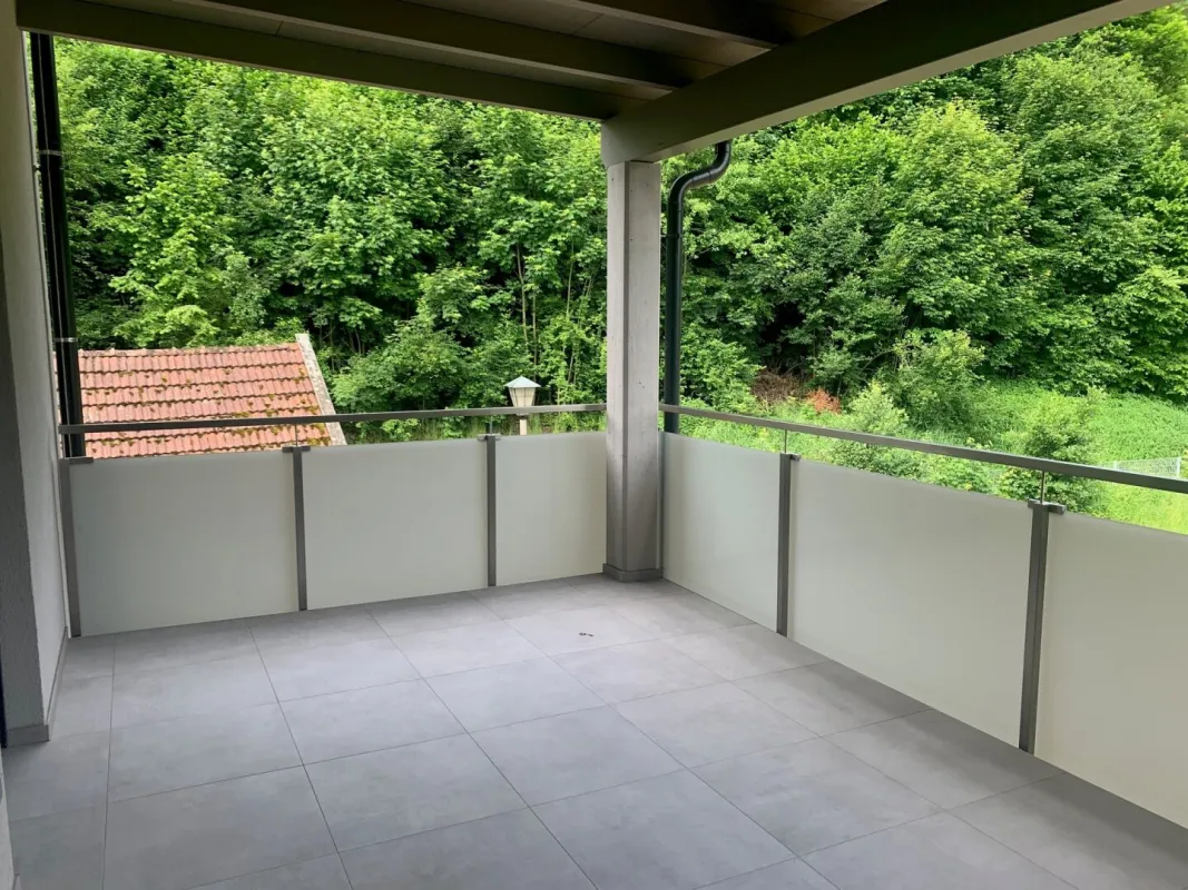 Erstbezug: Traumhafte Maisonette-Wohnung mit überdachtem Balkon und Doppelcarport - Bild 1