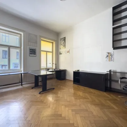 ALTBAUWOHNUNG MIT VIEL POTENTIAL BEIM AUGARTEN - Bild 2