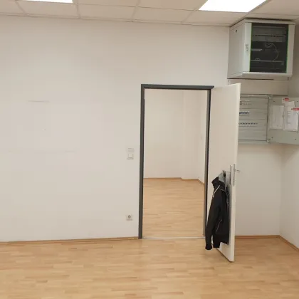 2 Büroräume in Gewerbeareal, nahe A22-Auffahrt, Stellplätze - Bild 3