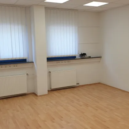 2 Büroräume in Gewerbeareal, nahe A22-Auffahrt, Stellplätze - Bild 2