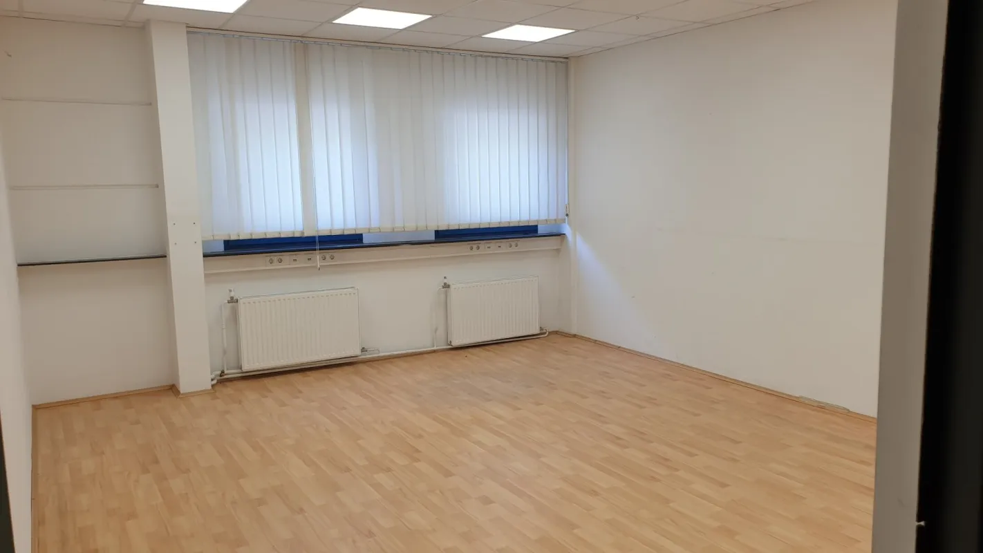 2 Büroräume in Gewerbeareal, nahe A22-Auffahrt, Stellplätze - Bild 1
