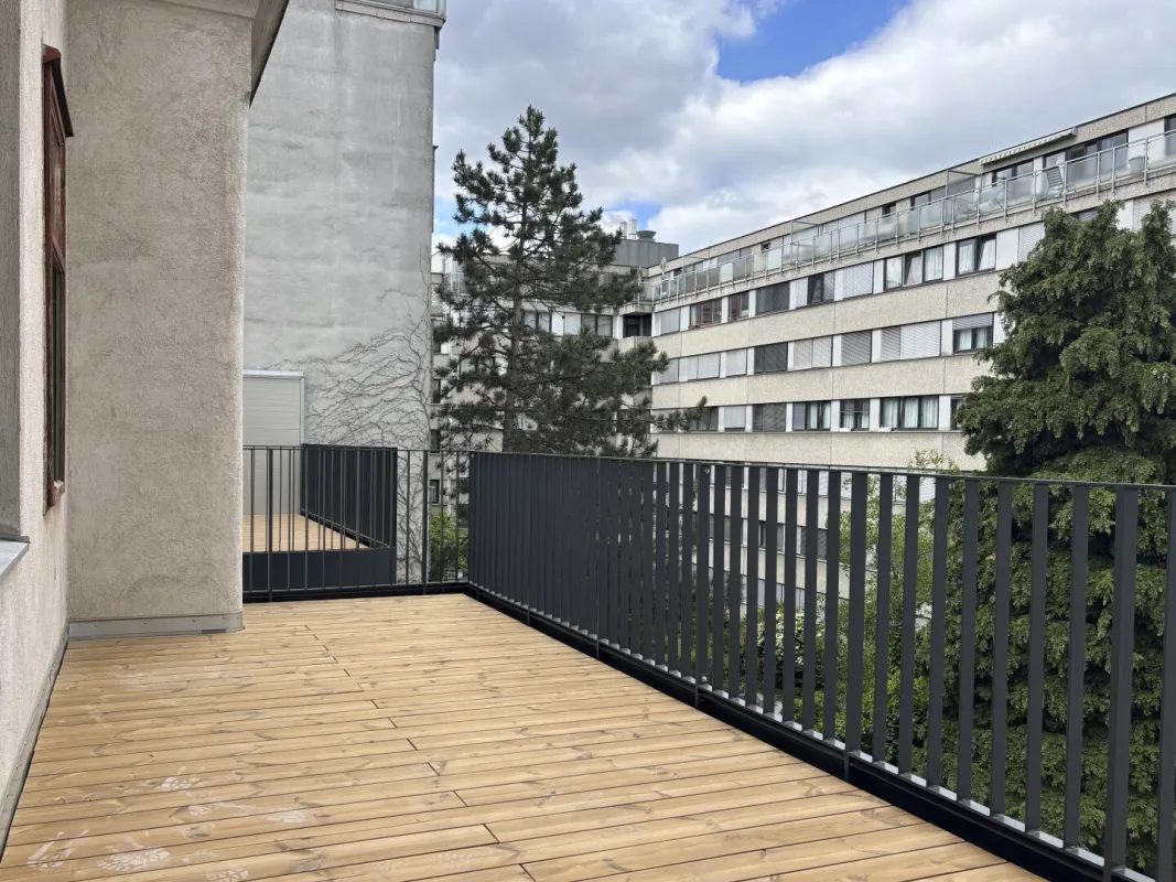 Sanierungsbedürftige 2-Zimmer-Wohnung mit großem Balkon in ruhiger Lage - Bild 1