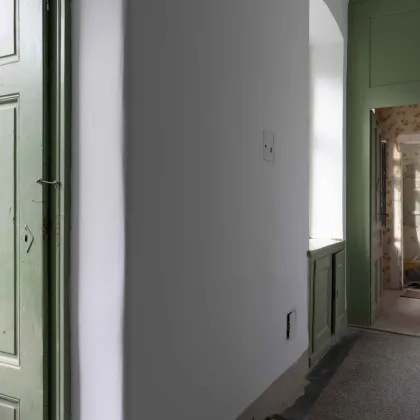 Sanierungsbedürftige 2-Zimmer-Wohnung mit großem Balkon in ruhiger Lage - Bild 2