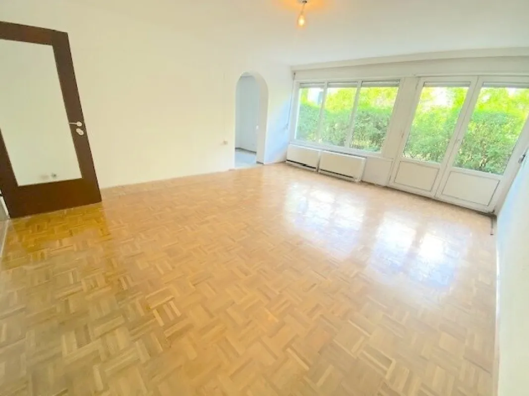 PROVISIONSFREI! HAUSEIGENER POOL! UNSANIERTE 2-ZIMMER WOHNUNG MIT TERRASSE AUF DER HOHEN WARTE! - Bild 1