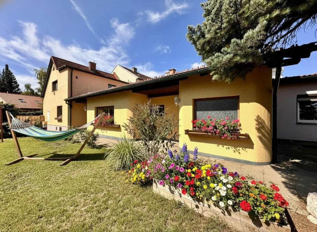 Leben & genießen – Charmantes Haus mit 2 Wohneinheiten, Pool, Garage & viel Platz in Neunkirchen! - Bild 1