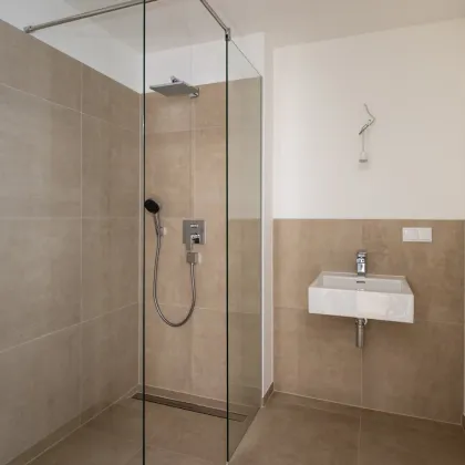 NEUBAUERSTBEZUG: MODERNE; RUHIGE  2 ZIMMERWOHNUNG MIT BEEINDRUCKENDEM BALKON + GARAGENPLATZ - Bild 3