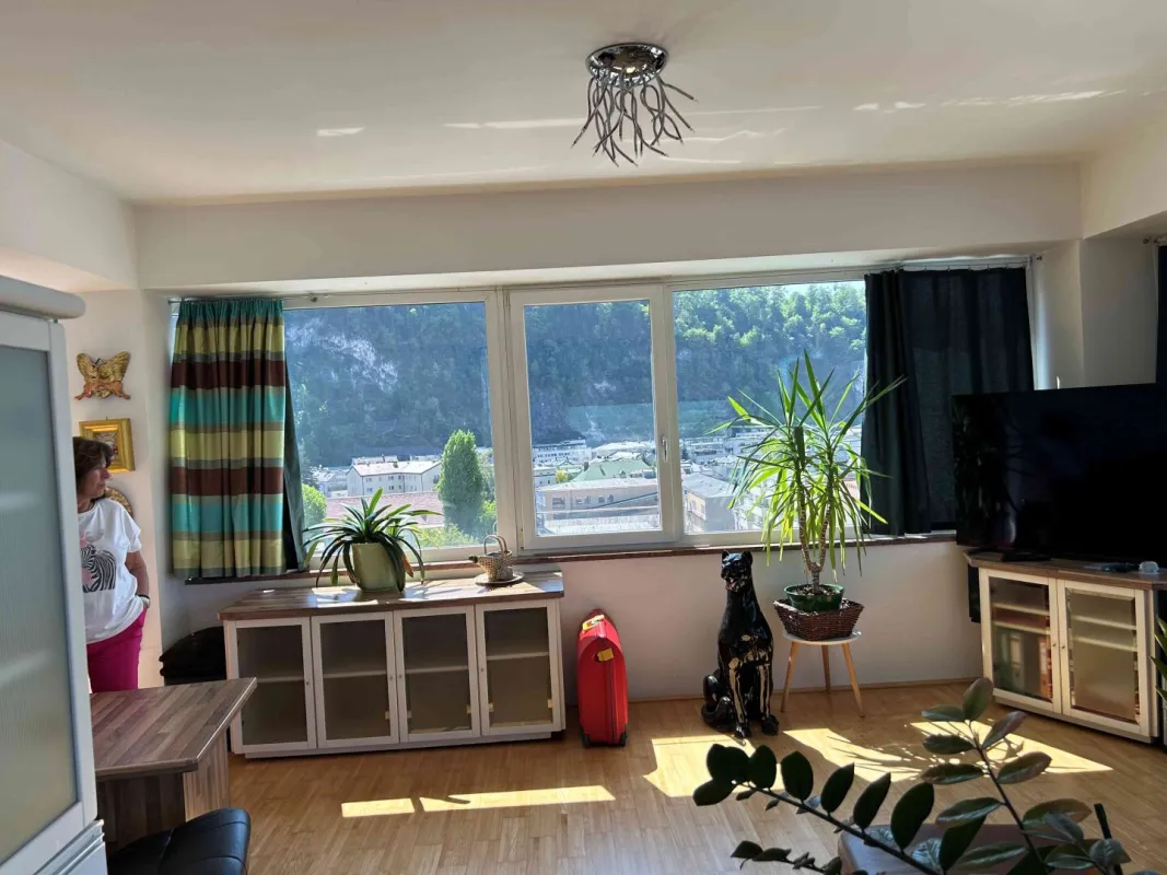 Neuwertige Penthouse-Wohnung im obersten Geschoß mit Rund-um-Blick über die Stadt Salzburg ! - Bild 1