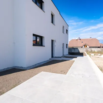 PROVISIONSFREI - Traumhafte Doppelhaushälfte in Pucking: 6 Zimmer, Keller, Garten & 2 Garagen + 3 Außenstellplätze - Bild 3