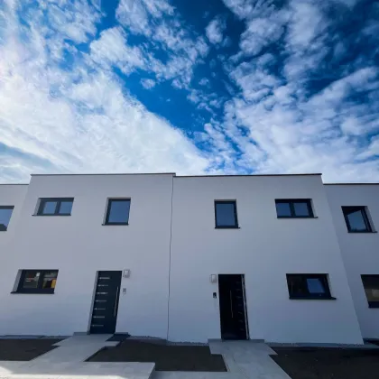 PROVISIONSFREI - Traumhafte Doppelhaushälfte in Pucking: 6 Zimmer, Keller, Garten & 2 Garagen + 3 Außenstellplätze - Bild 2