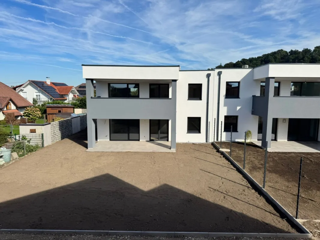 PROVISIONSFREI - Traumhafte Doppelhaushälfte in Pucking: 6 Zimmer, Keller, Garten & 2 Garagen + 3 Außenstellplätze - Bild 1