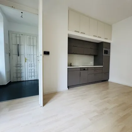 HISTORISCHER CHARME MIT MODERNEM WOHNKOMFORT - ZENTRUMSNAHE SINGLEWOHNUNG - Bild 2
