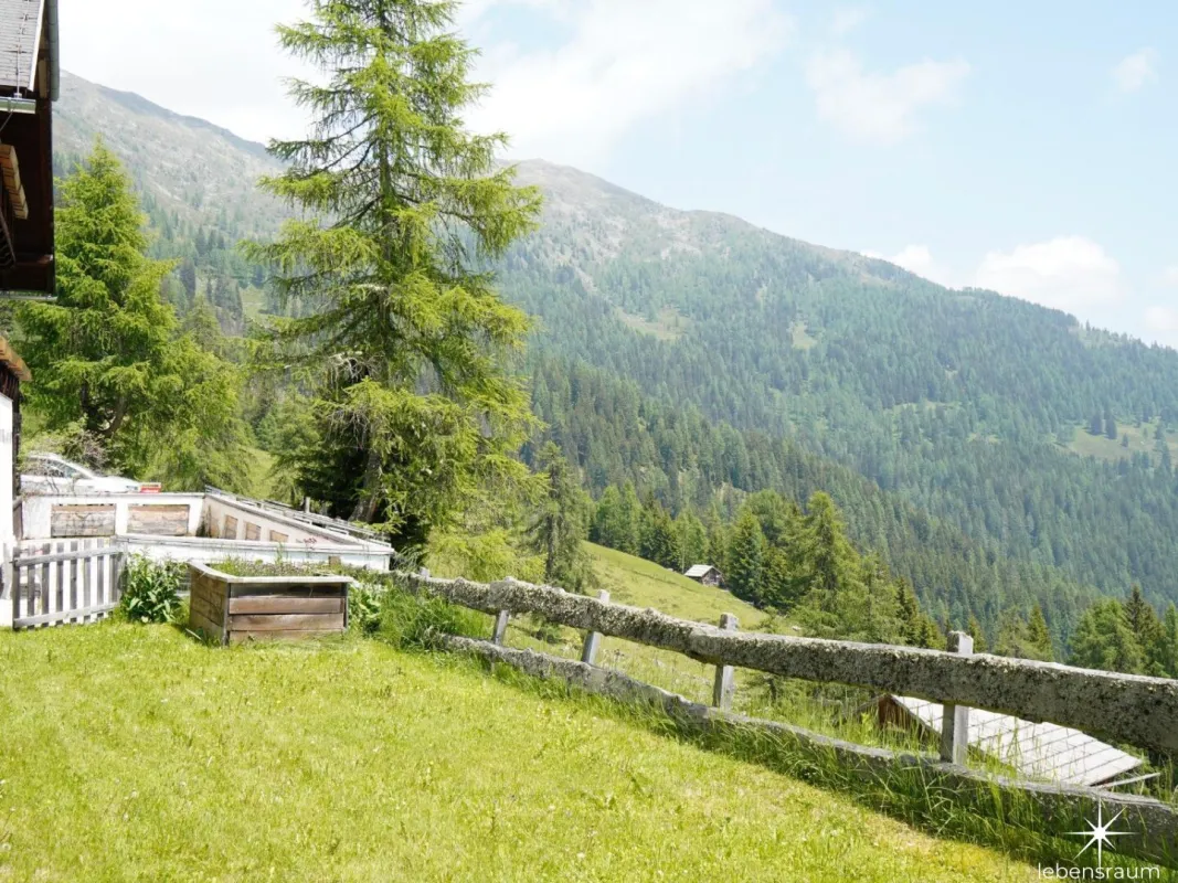 Idyllisches Berghaus in Kärnten: 10 Zimmer, Garten, Balkon & Kamin – Ihr Rückzugsort. - Bild 1