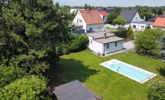 großer Baugrund mit renoviertem Haus, beheiztem Pool und Biohort Gewrätehütte zu verkaufen