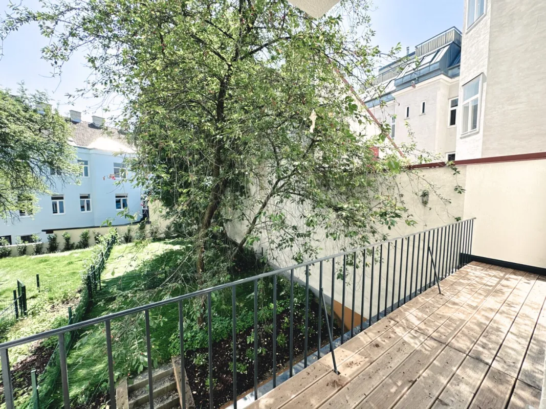 Erstbezug nach Sanierung! 3 Zimmer-Wohnung mit hofseitiger Terrasse mit Grünblick! Beste Gersthofer Lage! - Bild 1