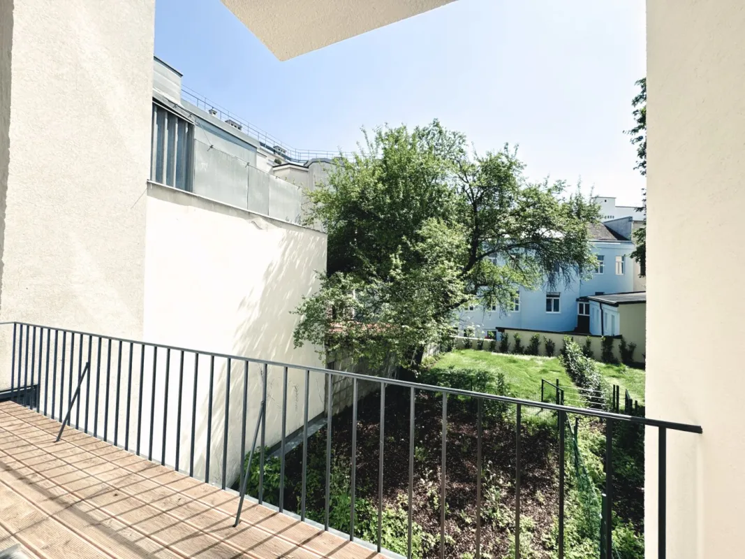 Frisch sanierte 3-Zimmer-Wohnung mit hofseitiger Terrasse mit Grünblick! WG-geeignet! - Bild 1