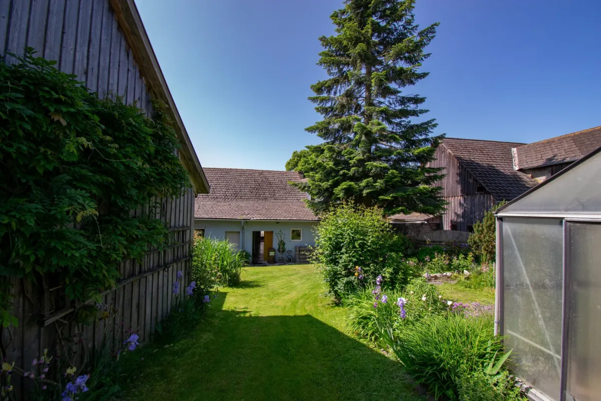 Wohnen mit Herz: Landhaus mit Bilderbuchgarten im südlichen Waldviertel - Bild 1