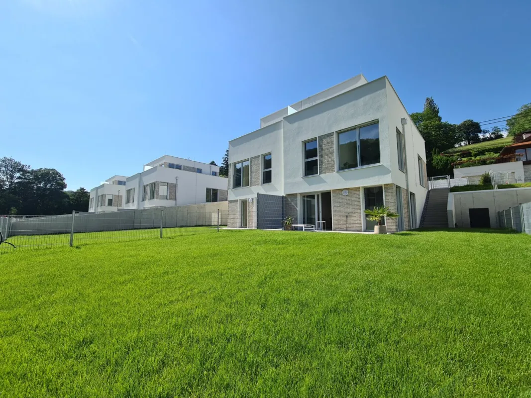 Neubau Erstbezug mit Garten - Bild 1