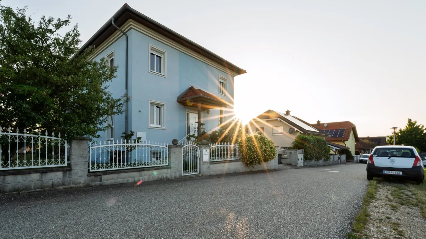 WOW Effekt garantiert! Tolles Haus, direkte Autobahnnähe, Feldblick! - Bild 1