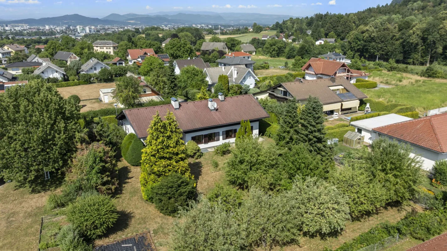 VERKAUFT: Klagenfurt: Gepflegter Bungalow - in ruhiger Wohngegend & 1.650 m2 großem Garten! - Bild 1