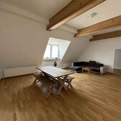 UNBEFRISTET: große 5 Zimmer im frisch ausgebauten Dachgeschoss mit Balkon! - Bild 2