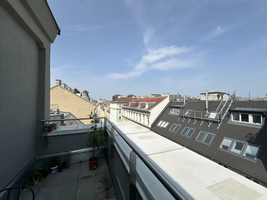 UNBEFRISTET: große 5 Zimmer im frisch ausgebauten Dachgeschoss mit Balkon! - Bild 1