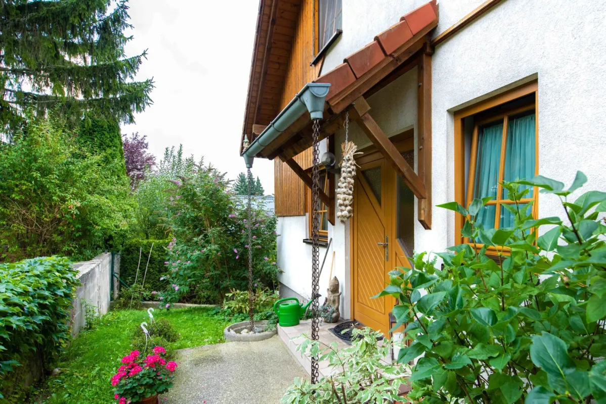 Niedrigenergiehaus mit Garten und Fernblick ins Grüne - Bild 1
