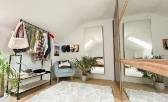 Urbanes Wohnen mit Schlossbergblick – 2-Zimmer-Dachgeschosswohnung in Toplage