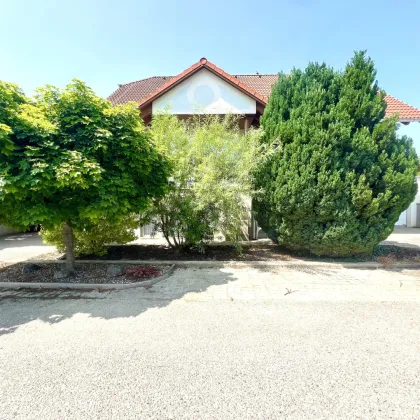 ABSOLUT IDYLLISCHE LAGE I Haus mit Ausbaupotenzial I großzügige Terrasse I 4-Autostellplätze I Garage & Carport I Fußbodenheizung I Tischler Einbauküche I absolute Ruhelage - Bild 2
