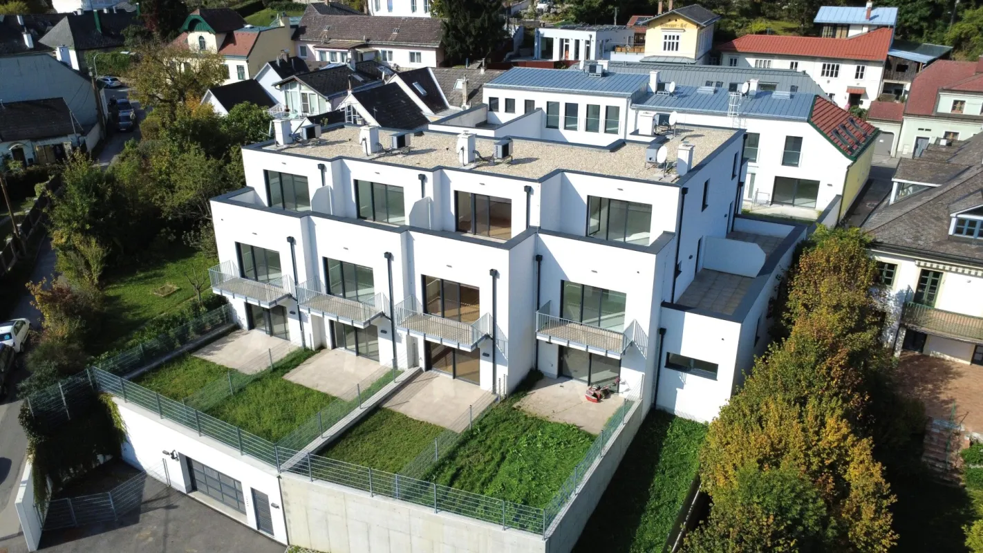 LEBENSQUALITÄT MIT AUSSICHT - EXKLUSIVES TOWNHAUS AUF EIGENGRUND IN WEIDLING – NATURNAHES WOHNEN MIT STIL - Bild 1