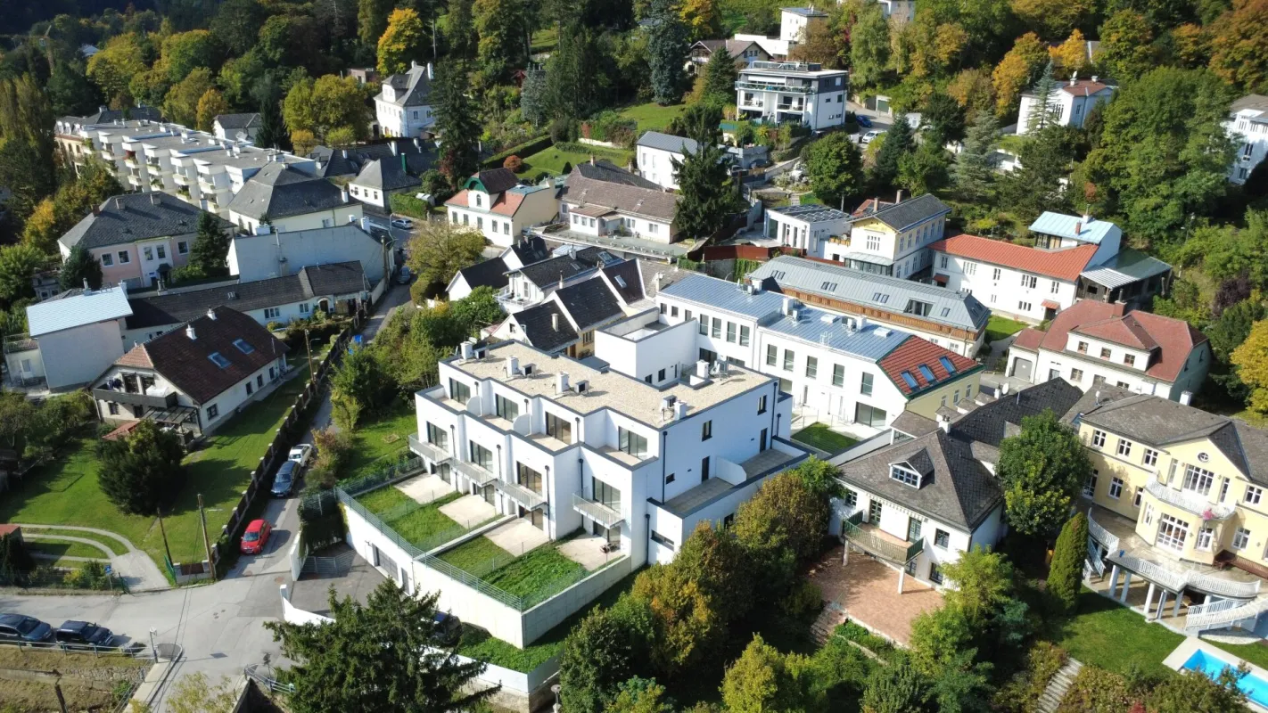 LEBENSQUALITÄT MIT AUSSICHT - EXKLUSIVES TOWNHAUS AUF EIGENGRUND IN WEIDLING – NATURNAHES WOHNEN MIT STIL - Bild 1